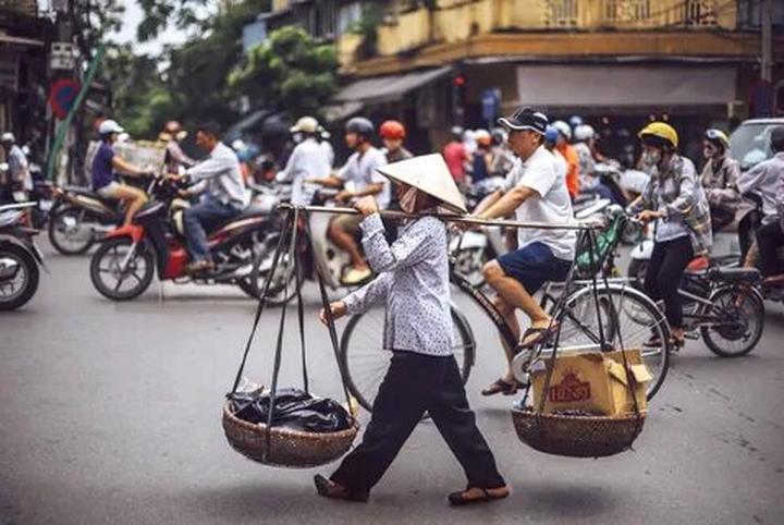 Phương Oanh diện set đồ 50 - Cảm hứng video marketing từ Hotspot Matrix